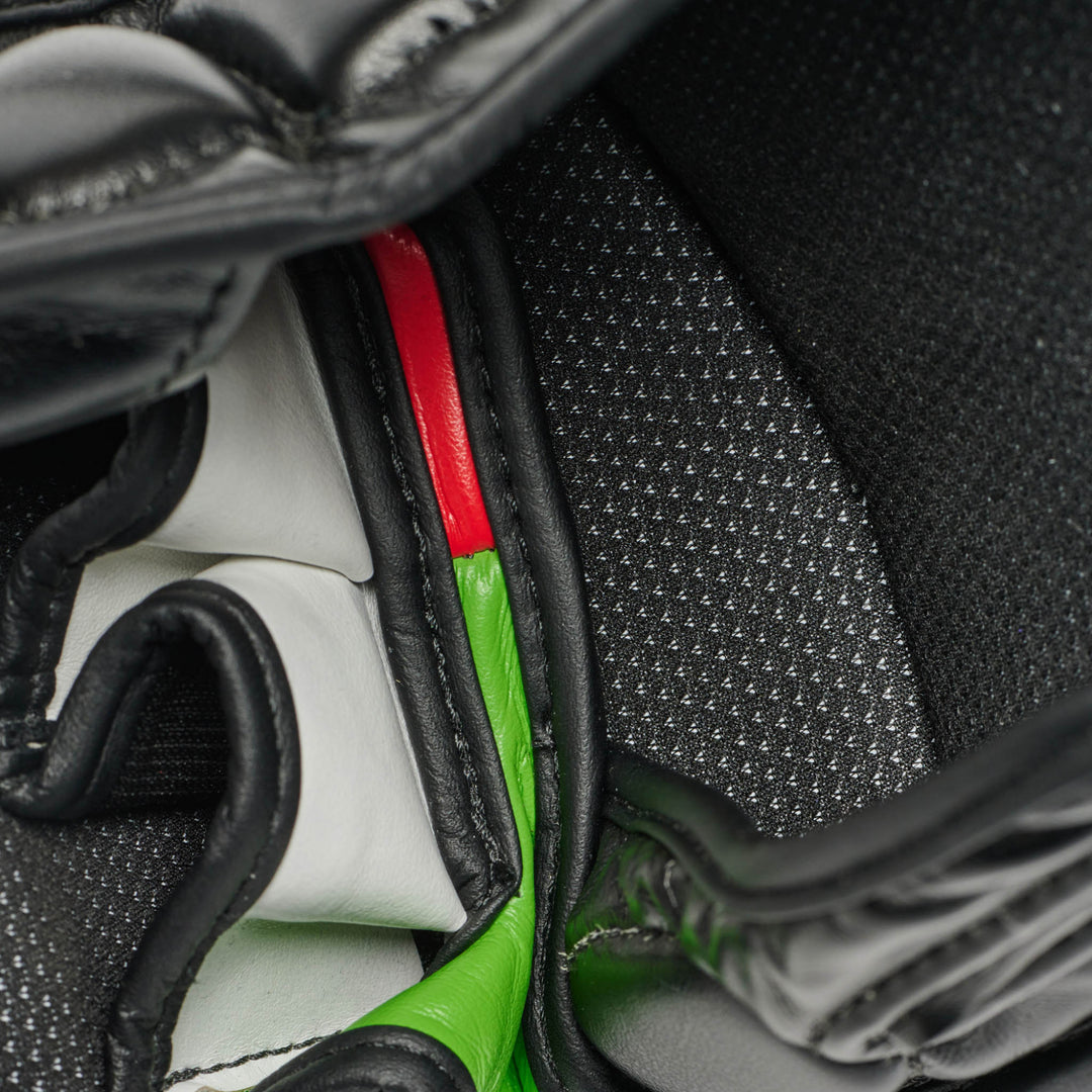 Leone 1947 North America ESSENTIAL 2 MMA GLOVES 2 Leone 1947 North America ESSENTIAL 2 MMA GLOVES